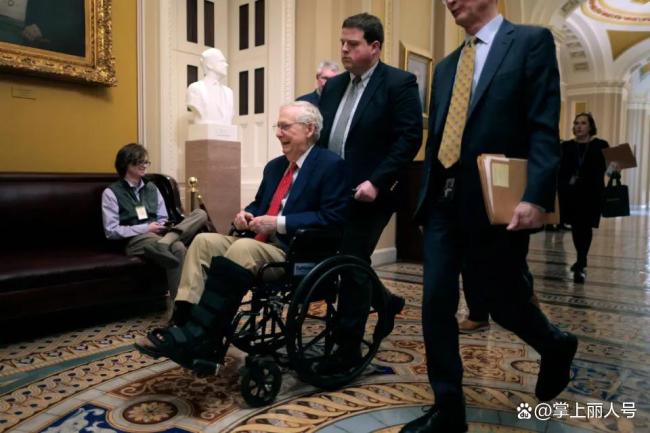 83岁美参议员还没张口就摔倒 健康状况引担忧
