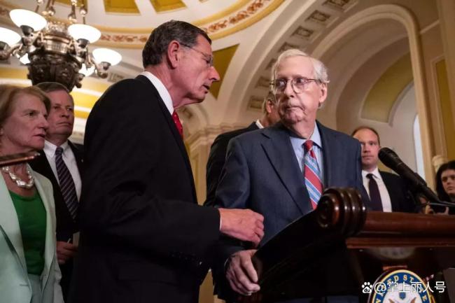83岁美参议员还没张口就摔倒 健康状况引担忧